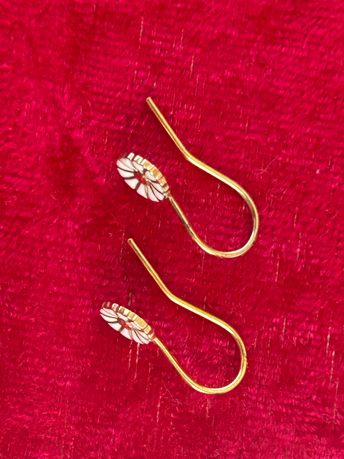 Georg Jensen Daisy / Marguerit ørehængere – 7 mm – forgyldt 925 sølv &amp; hvid emalje