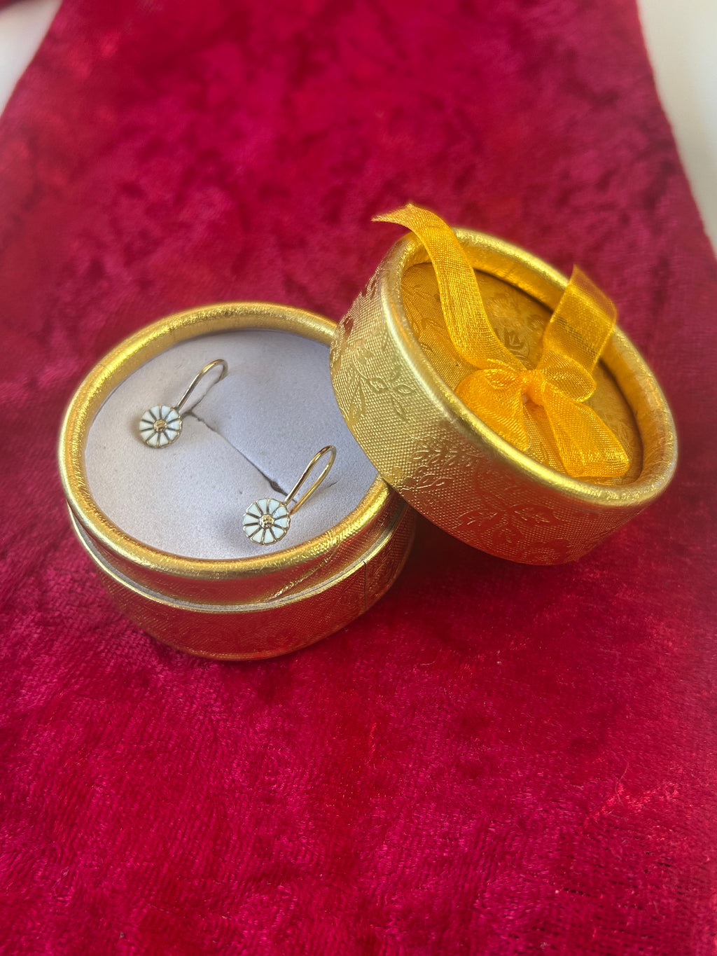 Georg Jensen Daisy / Marguerit ørehængere – 7 mm – forgyldt 925 sølv &amp; hvid emalje