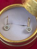 Georg Jensen Daisy / Marguerit ørehængere – 7 mm – forgyldt 925 sølv &amp; hvid emalje