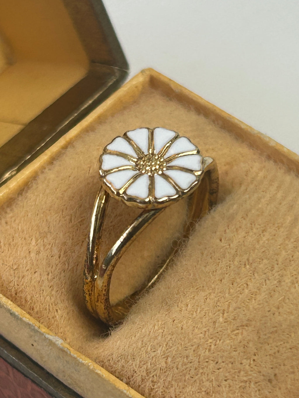 Bernhard Hertz Marguerit / Daisy ring – forgyldt 925 sølv &amp; hvid emalje – str. 50