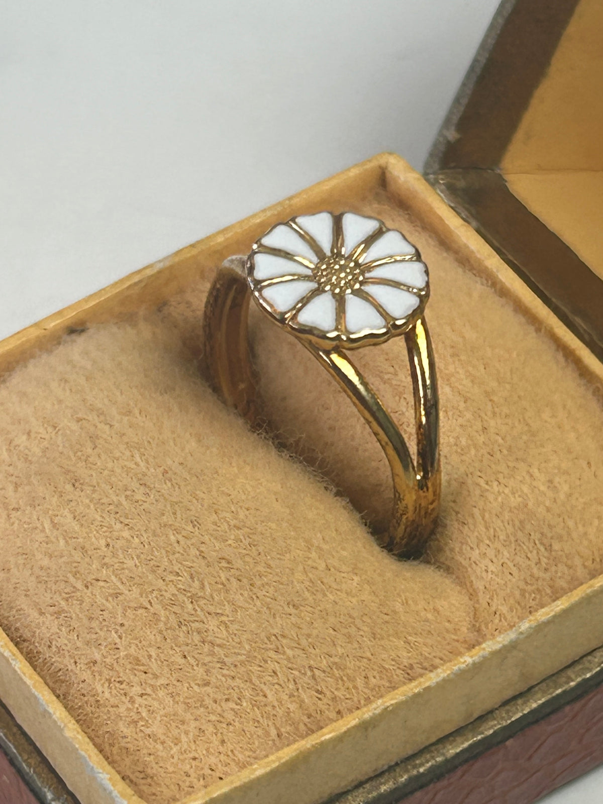 Bernhard Hertz Marguerit / Daisy ring – forgyldt 925 sølv &amp; hvid emalje – str. 50