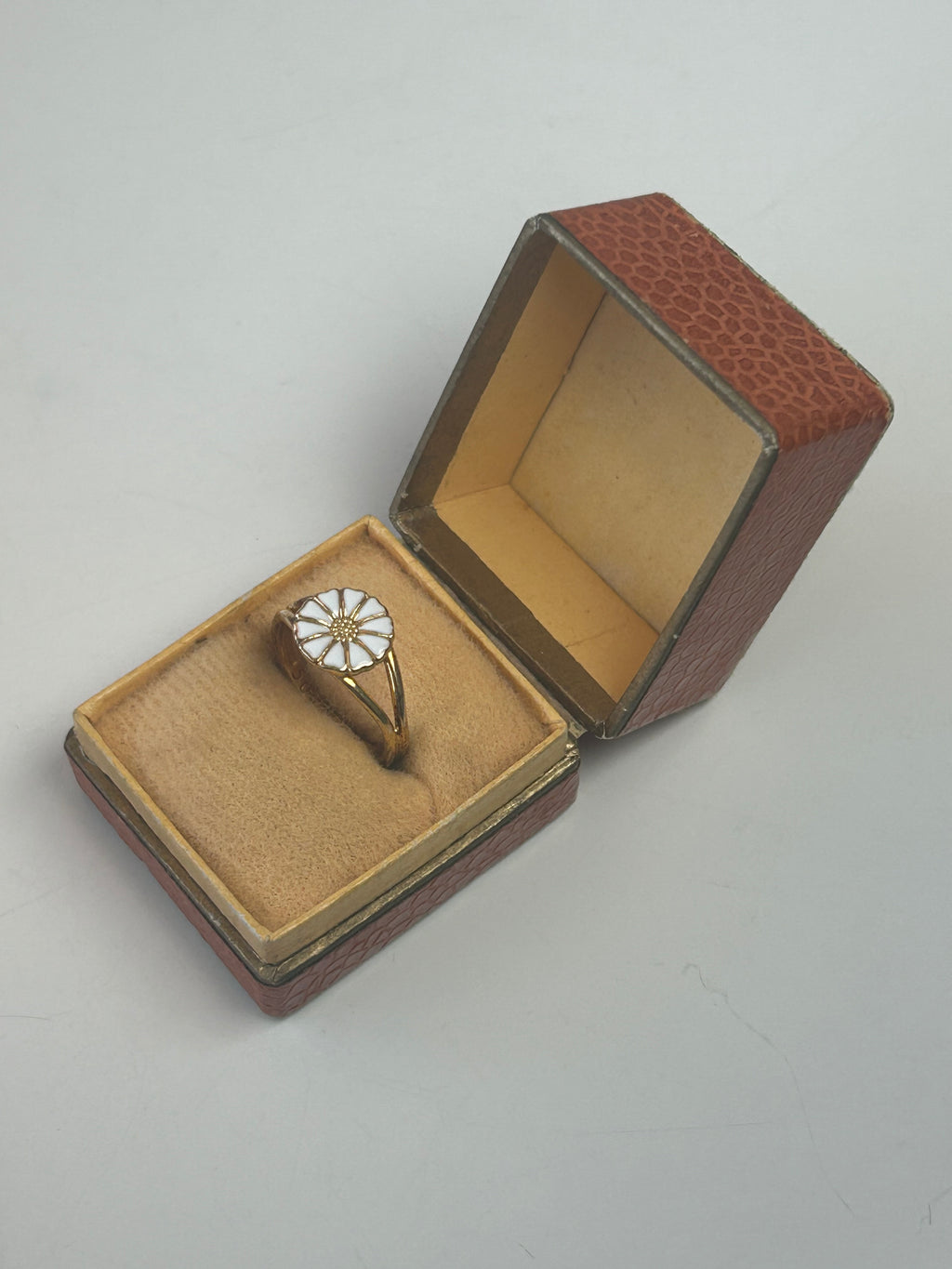 Bernhard Hertz Marguerit / Daisy ring – forgyldt 925 sølv &amp; hvid emalje – str. 50
