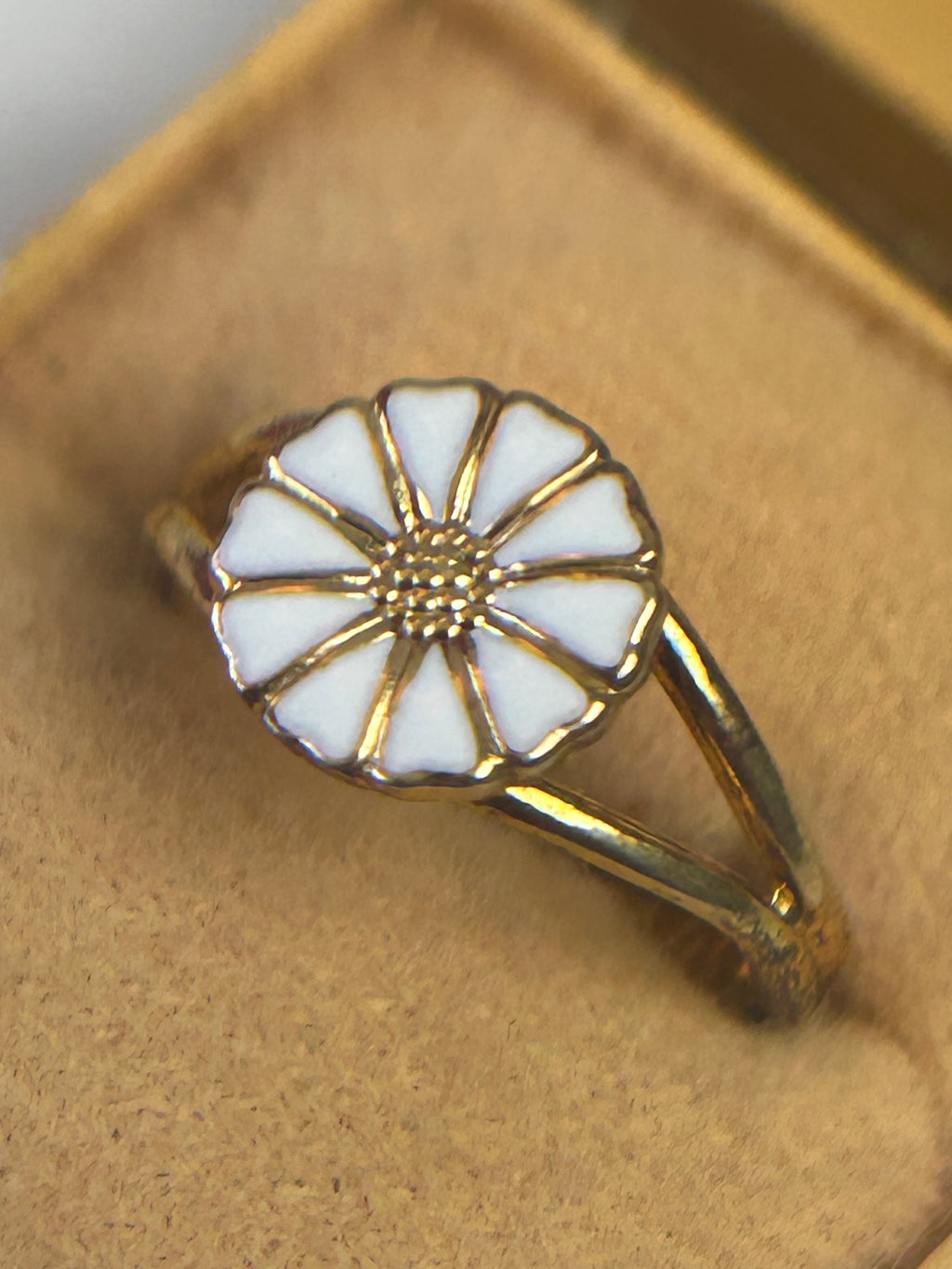Bernhard Hertz Marguerit / Daisy ring – forgyldt 925 sølv &amp; hvid emalje – str. 50