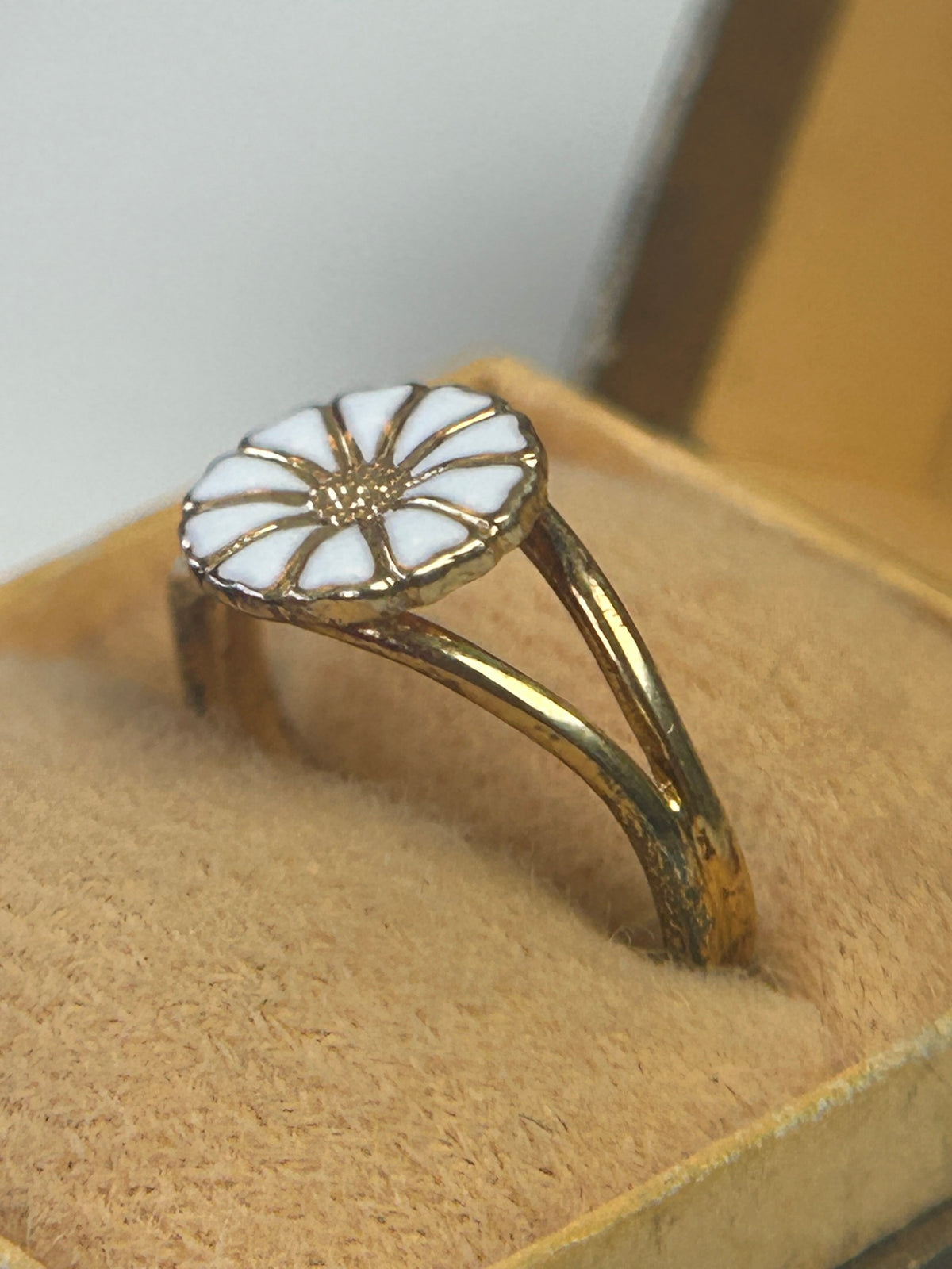 Bernhard Hertz Marguerit / Daisy ring – forgyldt 925 sølv &amp; hvid emalje – str. 50