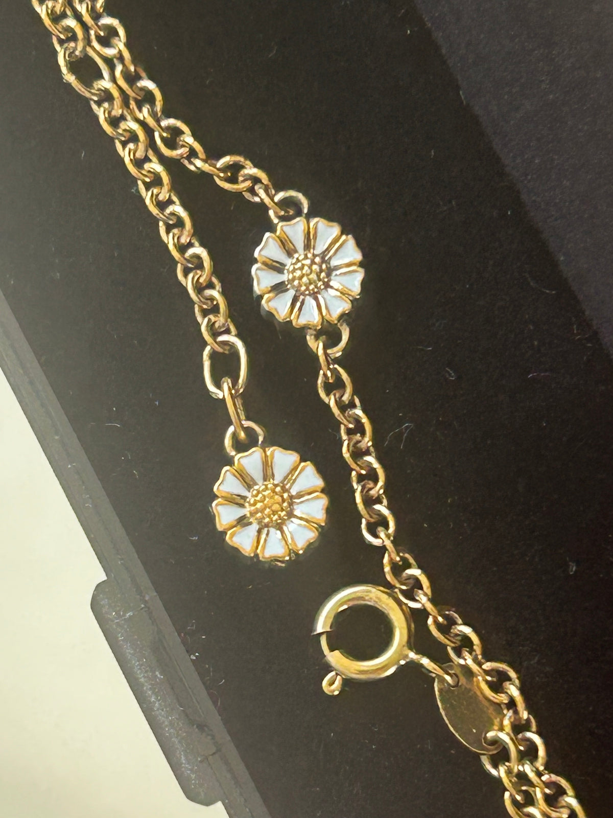 Bernhard Hertz Daisy armbånd – forgyldt 925 sølv &amp; hvid emalje – 2 margueritter
