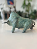 Massiv bronze bison / tyr – skulpturel figur med naturlig grøn patina – 2,1 kg - billede 1