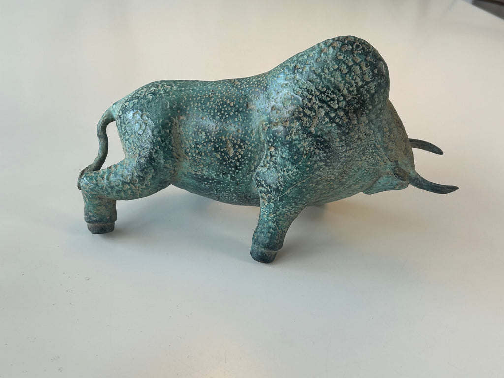 Massiv bronze bison / tyr – skulpturel figur med naturlig grøn patina – 2,1 kg - billede 2