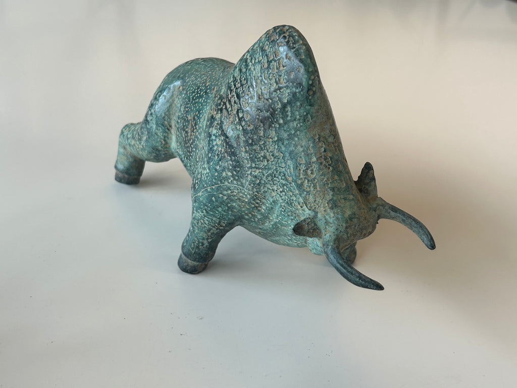 Massiv bronze bison / tyr – skulpturel figur med naturlig grøn patina – 2,1 kg - billede 3