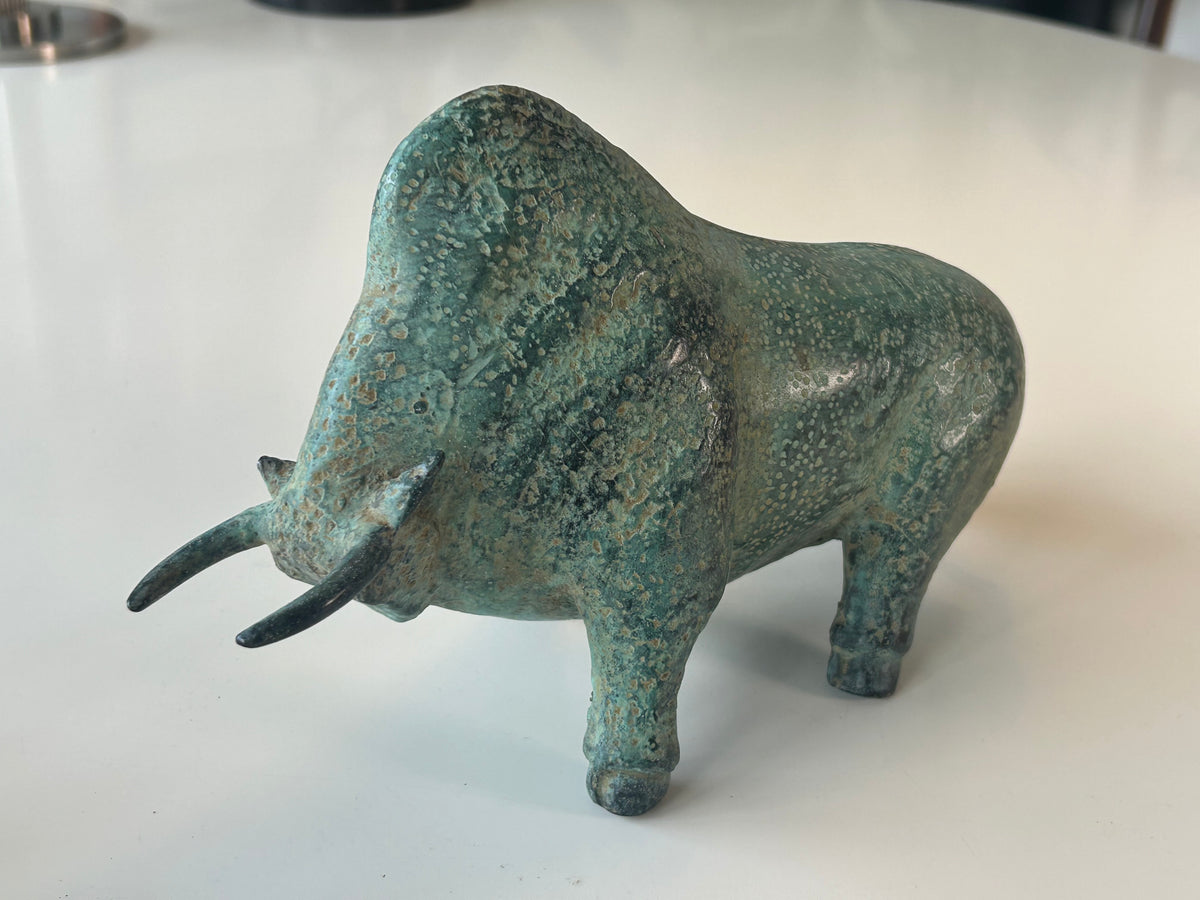 Massiv bronze bison / tyr – skulpturel figur med naturlig grøn patina – 2,1 kg - billede 4