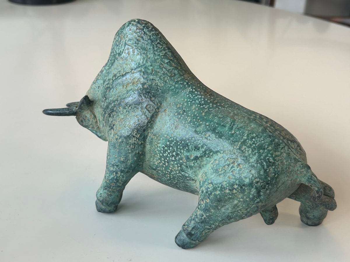 Massiv bronze bison / tyr – skulpturel figur med naturlig grøn patina – 2,1 kg - billede 5