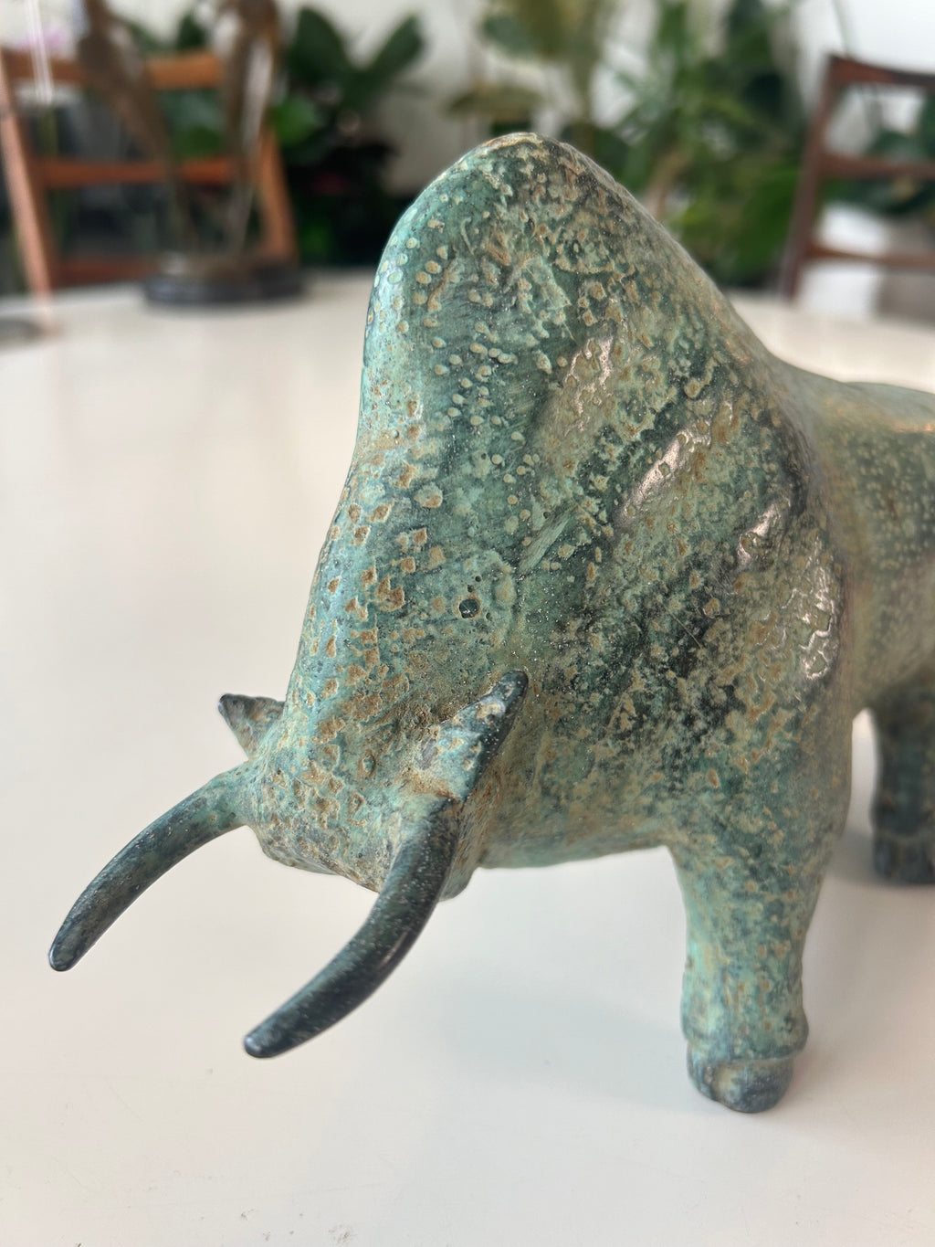 Massiv bronze bison / tyr – skulpturel figur med naturlig grøn patina – 2,1 kg - billede 6