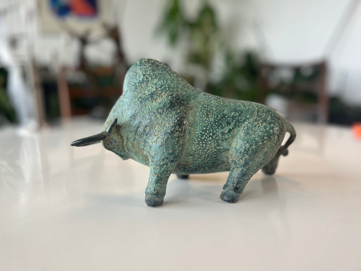 Massiv bronze bison / tyr – skulpturel figur med naturlig grøn patina – 2,1 kg - billede 7