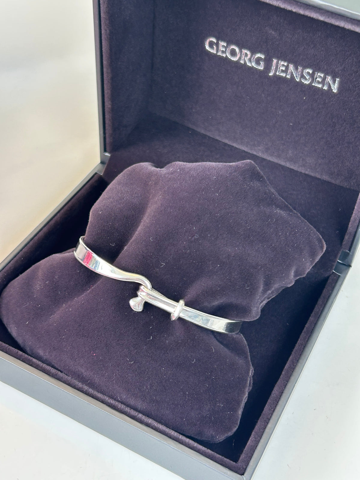 Ikonisk Georg Jensen Torun armring, dessin nr. 204, designet af Vivianna Torun Bülow-Hübe.