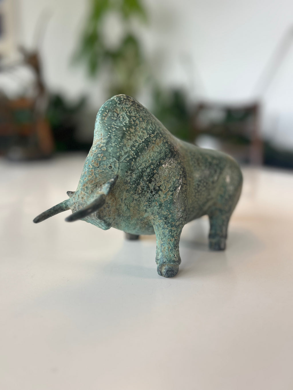 Massiv bronze bison / tyr – skulpturel figur med naturlig grøn patina – 2,1 kg - billede 8