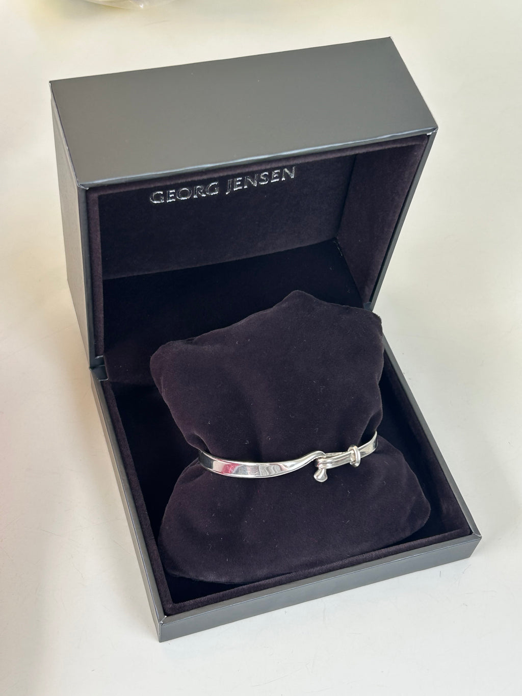 Ikonisk Georg Jensen Torun armring, dessin nr. 204, designet af Vivianna Torun Bülow-Hübe.