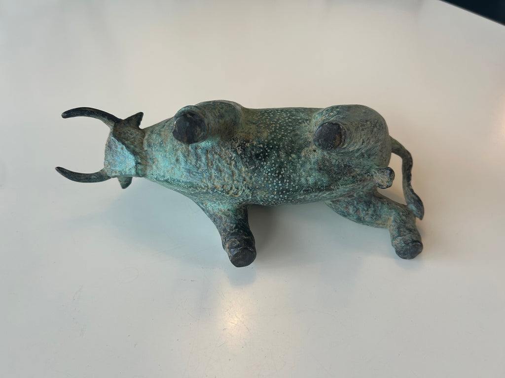 Massiv bronze bison / tyr – skulpturel figur med naturlig grøn patina – 2,1 kg - billede 9