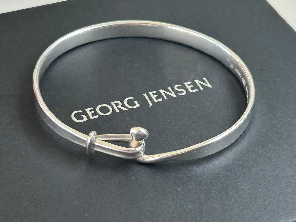 Ikonisk Georg Jensen Torun armring, dessin nr. 204, designet af Vivianna Torun Bülow-Hübe.
