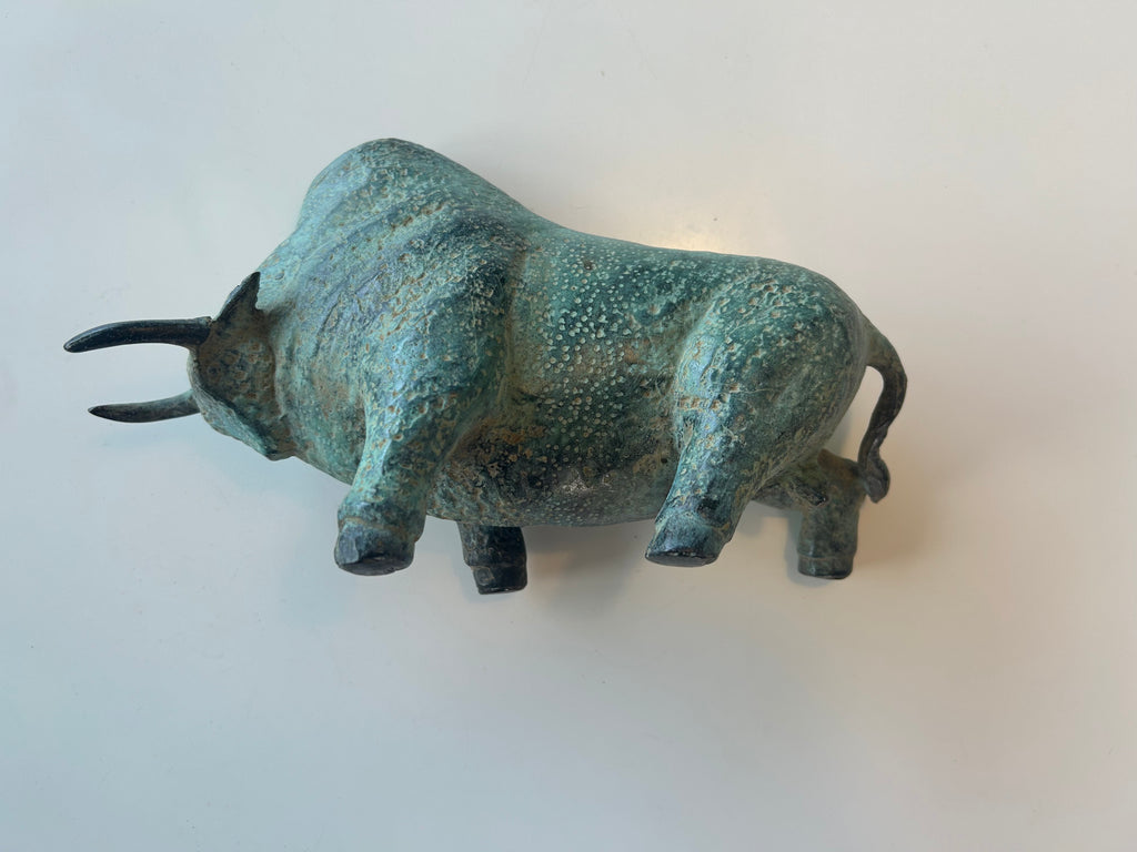 Massiv bronze bison / tyr – skulpturel figur med naturlig grøn patina – 2,1 kg - billede 10