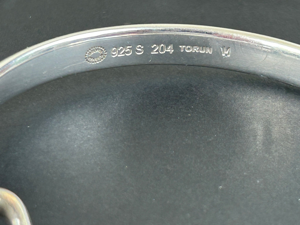 Ikonisk Georg Jensen Torun armring, dessin nr. 204, designet af Vivianna Torun Bülow-Hübe.
