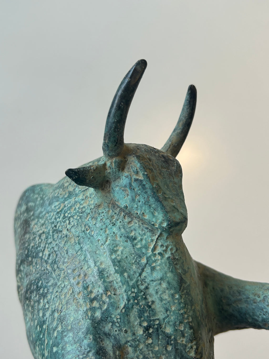 Massiv bronze bison / tyr – skulpturel figur med naturlig grøn patina – 2,1 kg - billede 11