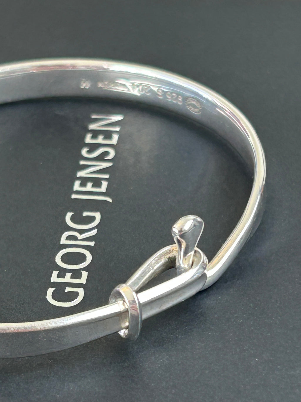 Ikonisk Georg Jensen Torun armring, dessin nr. 204, designet af Vivianna Torun Bülow-Hübe.