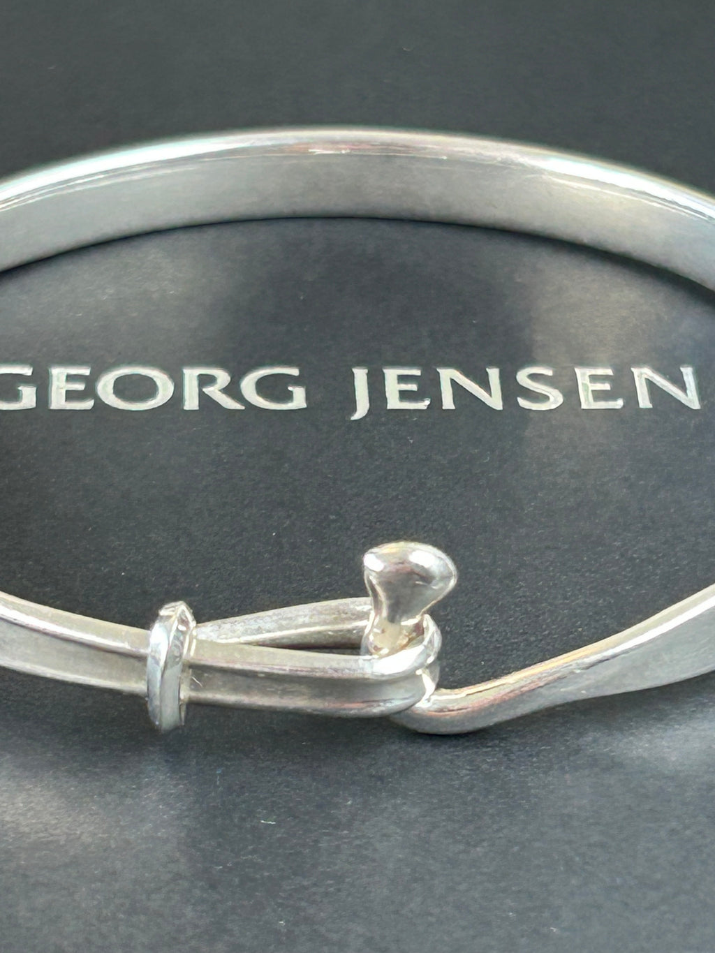 Ikonisk Georg Jensen Torun armring, dessin nr. 204, designet af Vivianna Torun Bülow-Hübe.