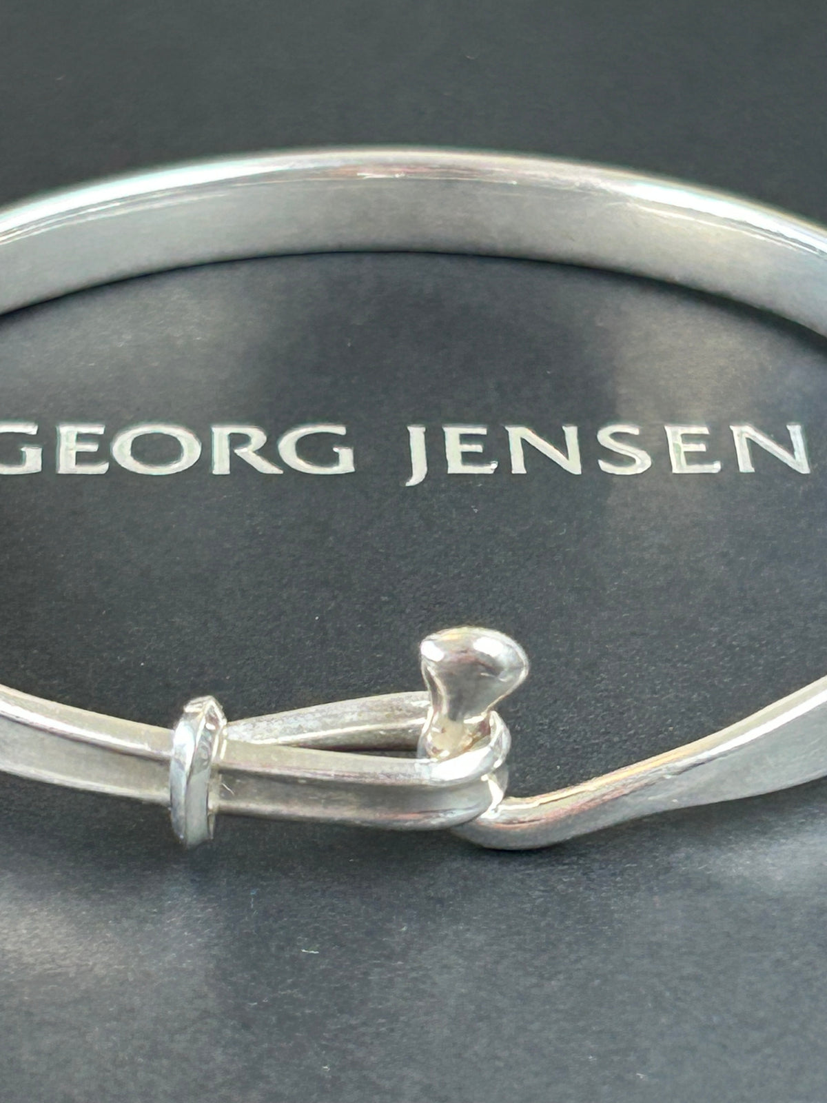 Ikonisk Georg Jensen Torun armring, dessin nr. 204, designet af Vivianna Torun Bülow-Hübe.