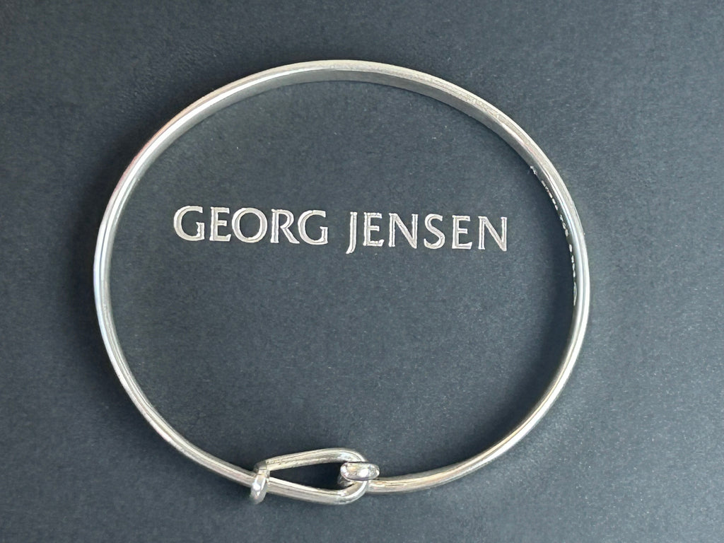 Ikonisk Georg Jensen Torun armring, dessin nr. 204, designet af Vivianna Torun Bülow-Hübe.