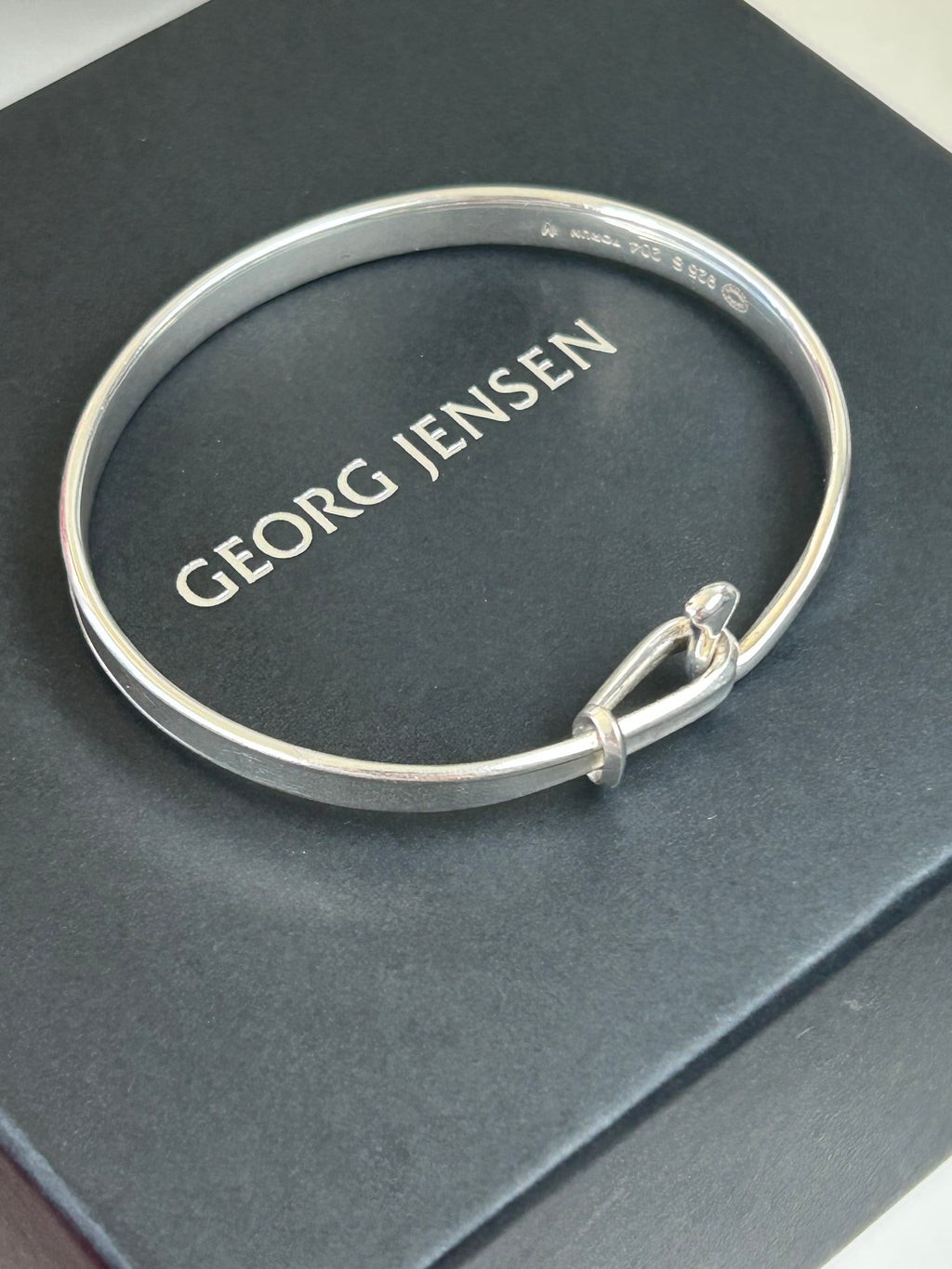 Ikonisk Georg Jensen Torun armring, dessin nr. 204, designet af Vivianna Torun Bülow-Hübe.