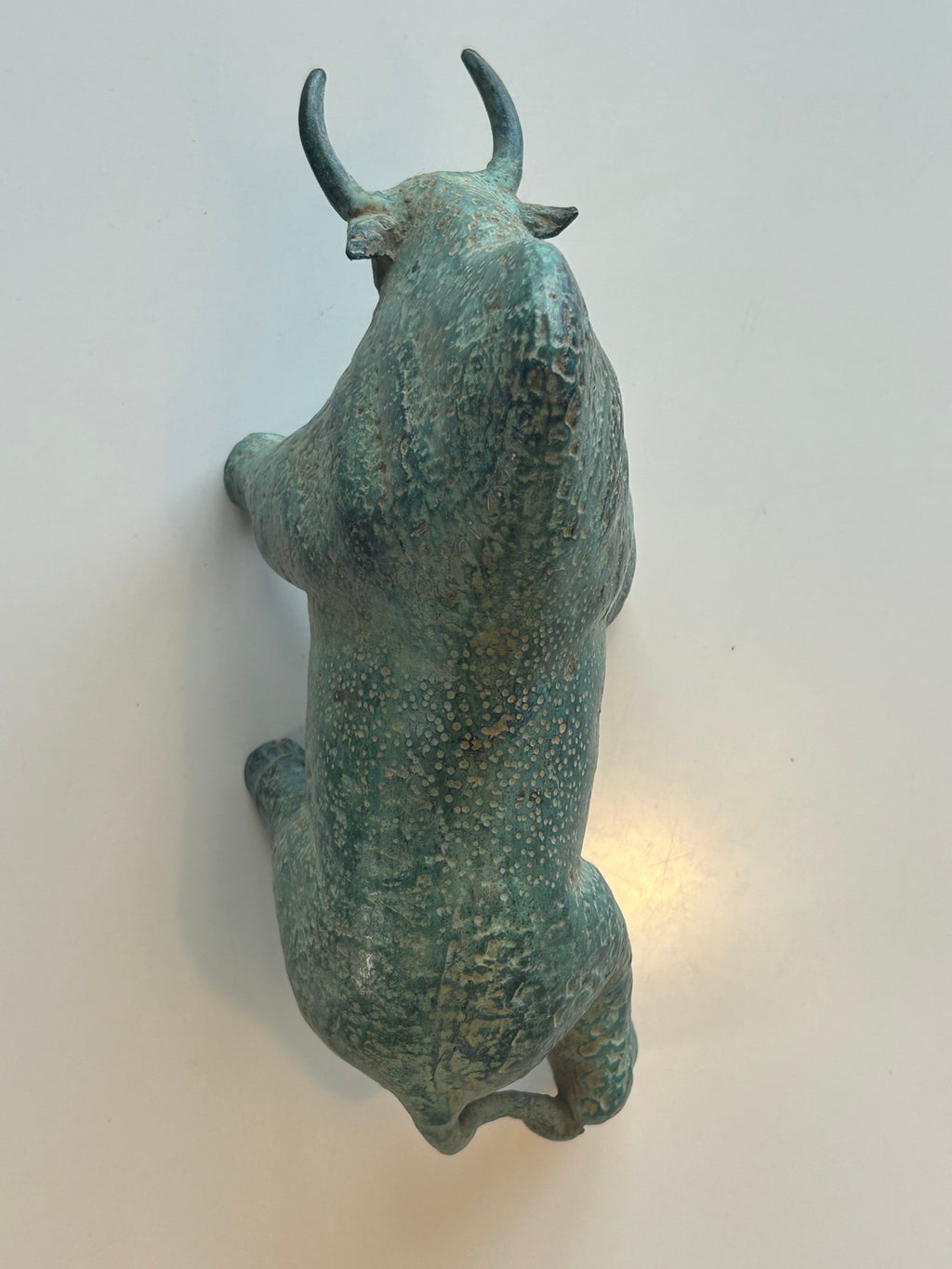 Massiv bronze bison / tyr – skulpturel figur med naturlig grøn patina – 2,1 kg - billede 12