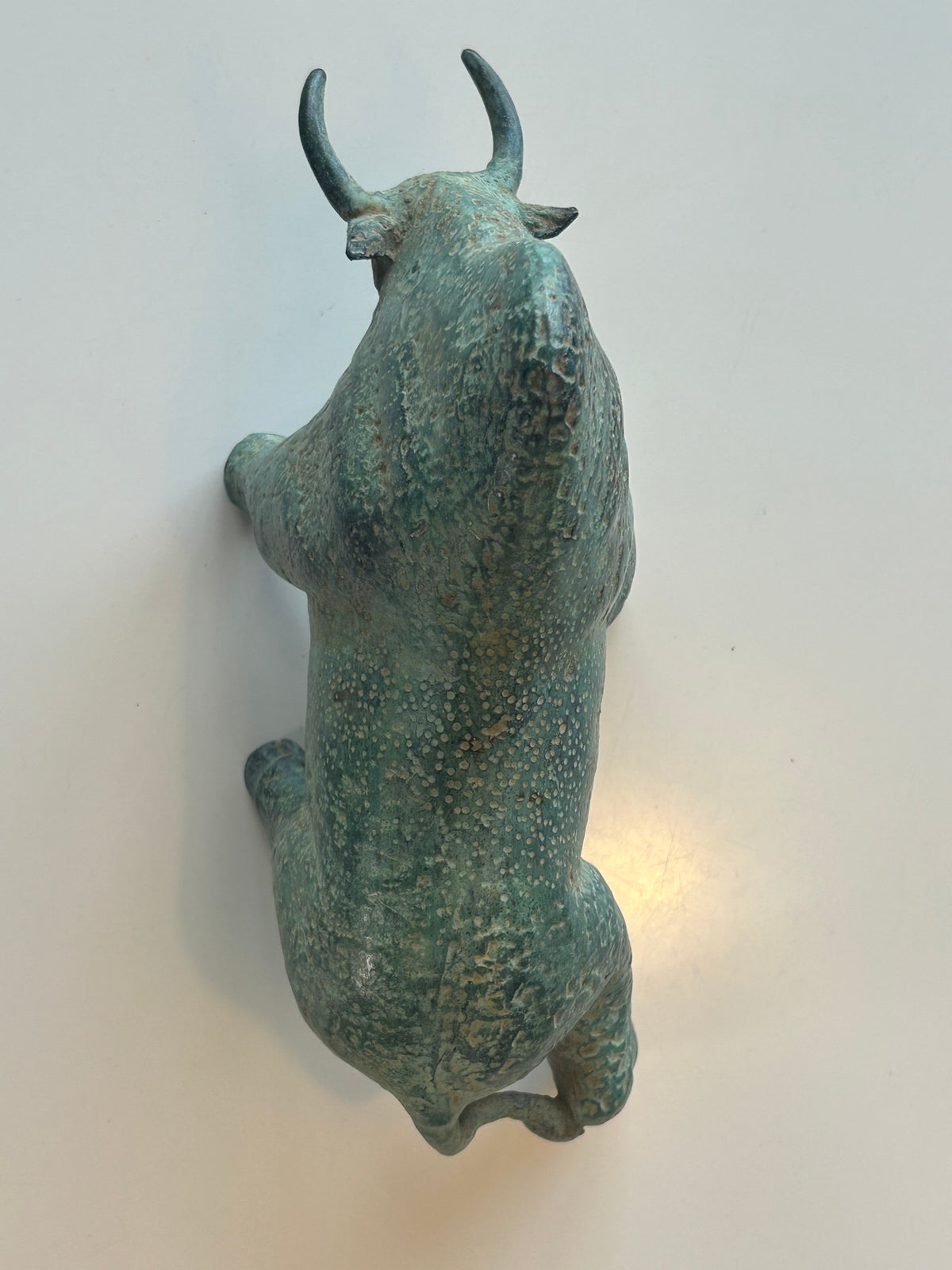 Massiv bronze bison / tyr – skulpturel figur med naturlig grøn patina – 2,1 kg - billede 12