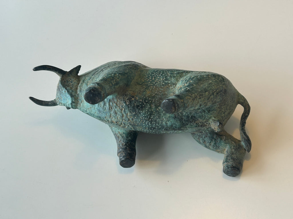 Massiv bronze bison / tyr – skulpturel figur med naturlig grøn patina – 2,1 kg - billede 13