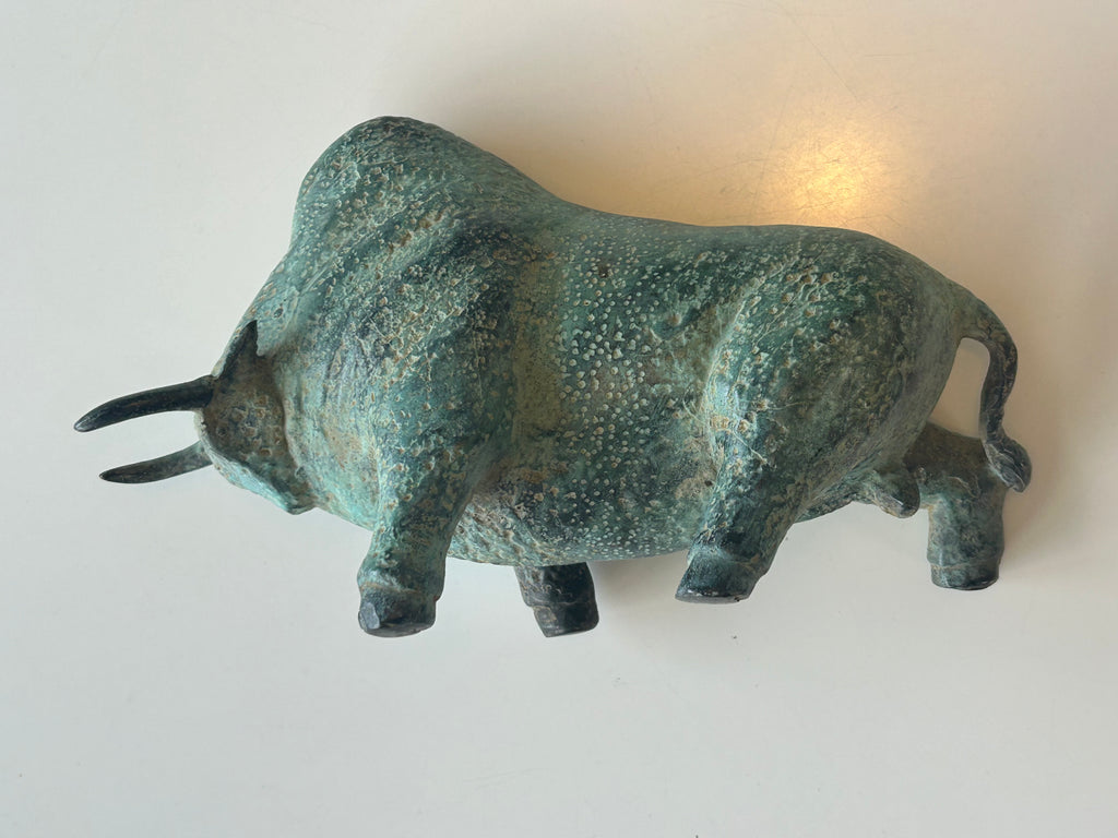 Massiv bronze bison / tyr – skulpturel figur med naturlig grøn patina – 2,1 kg - billede 14