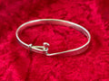 Ikonisk Georg Jensen Torun armring, dessin nr. 204, designet af Vivianna Torun Bülow-Hübe.