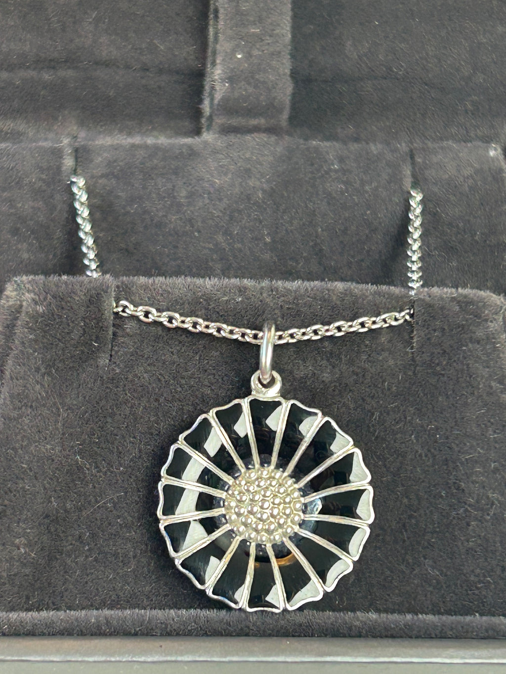 Georg Jensen Daisy halskæde – 18 mm – 925S sølv &amp; sort emalje – 45 cm – original æske
