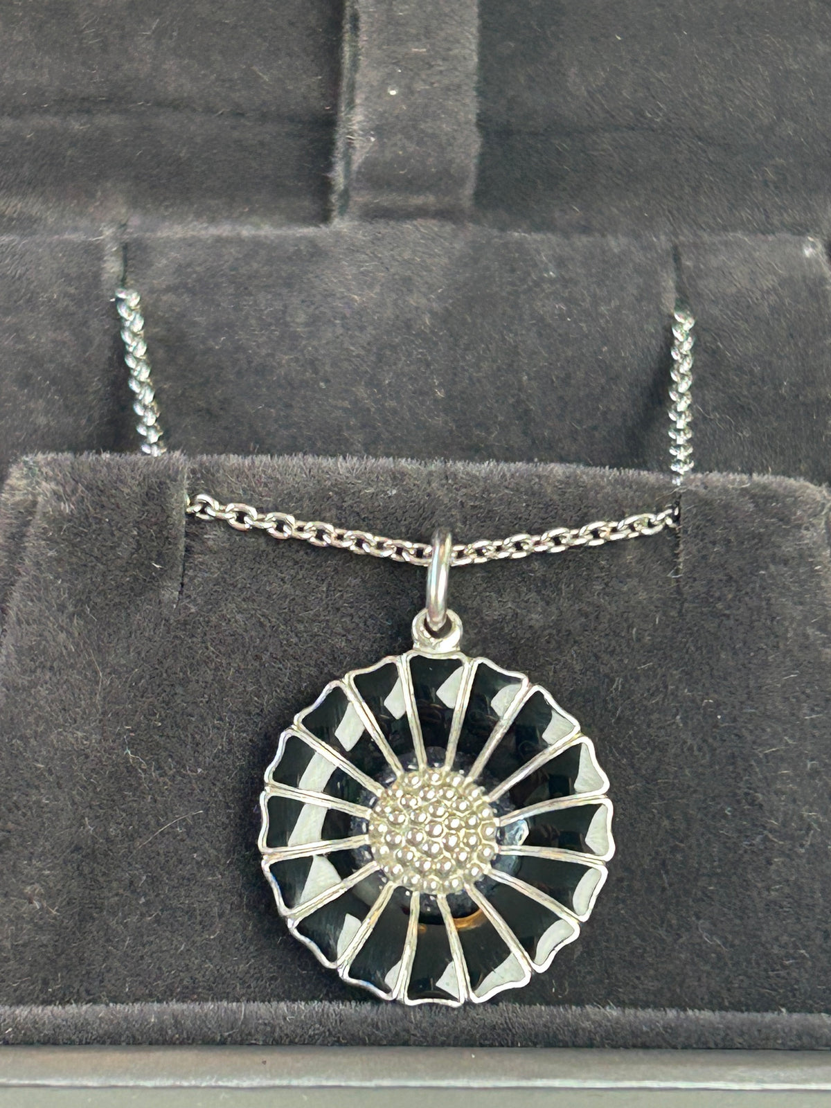 Georg Jensen Daisy halskæde – 18 mm – 925S sølv &amp; sort emalje – 45 cm – original æske
