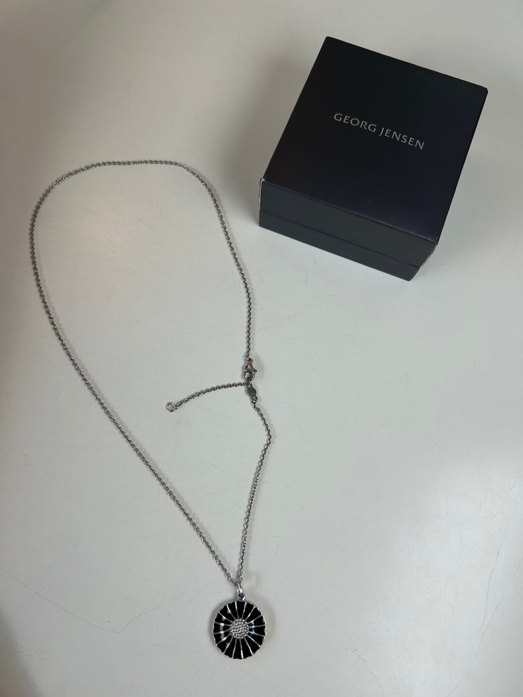 Georg Jensen Daisy halskæde – 18 mm – 925S sølv &amp; sort emalje – 45 cm – original æske