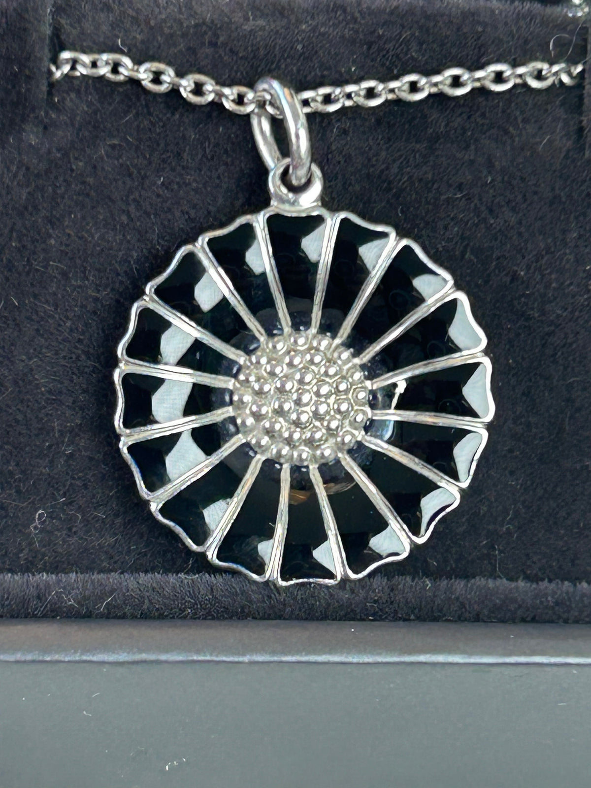 Georg Jensen Daisy halskæde – 18 mm – 925S sølv &amp; sort emalje – 45 cm – original æske