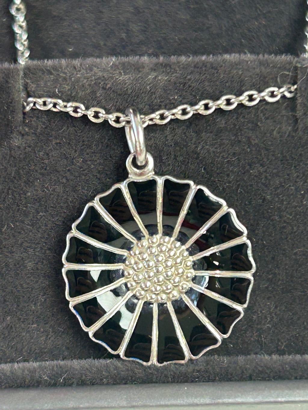 Georg Jensen Daisy halskæde – 18 mm – 925S sølv &amp; sort emalje – 45 cm – original æske