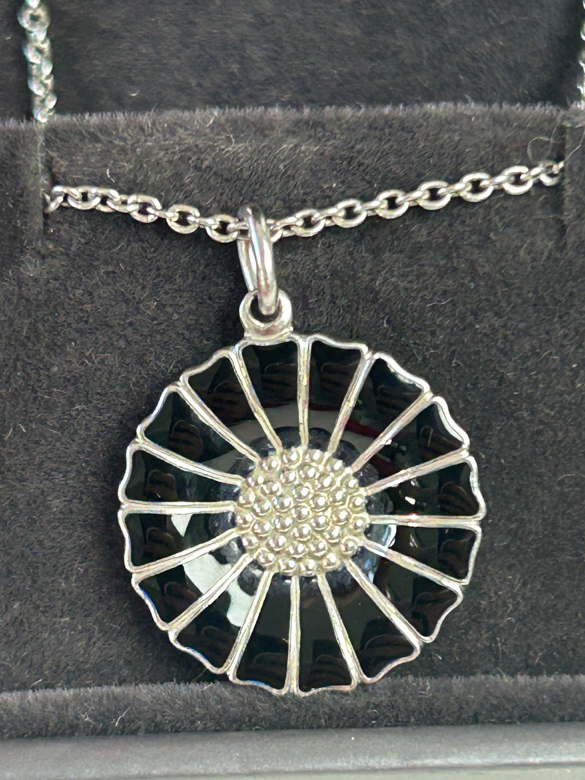 Georg Jensen Daisy halskæde – 18 mm – 925S sølv &amp; sort emalje – 45 cm – original æske