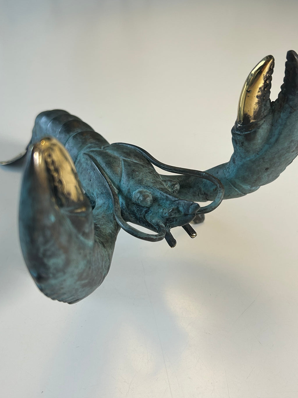 Patineret hummerskulptur i kobber med guldfarvede detaljer – 19 cm - billede 6