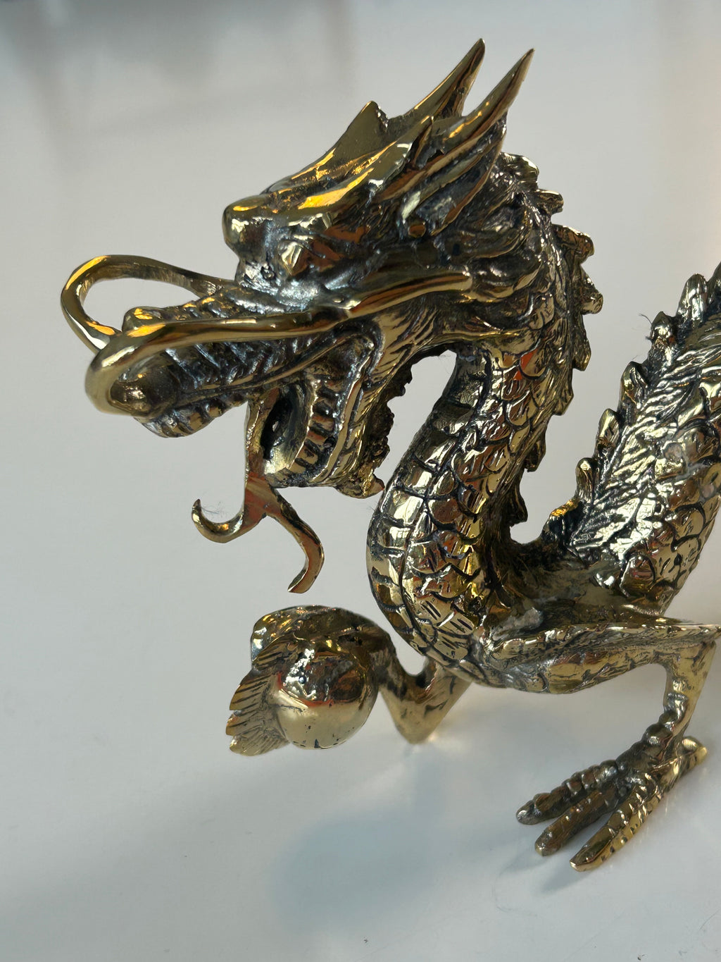 Vintage-inspireret kinesisk dragefigur i kobber – skulpturel dekoration med perle – 27 cm - billede 2