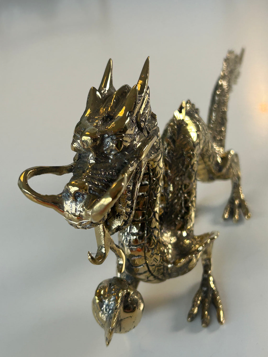 Vintage-inspireret kinesisk dragefigur i kobber – skulpturel dekoration med perle – 27 cm - billede 3