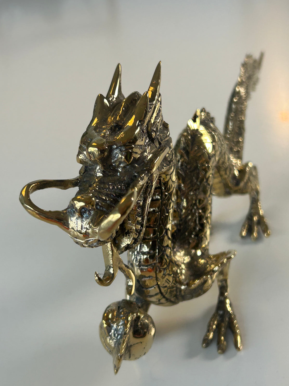 Vintage-inspireret kinesisk dragefigur i kobber – skulpturel dekoration med perle – 27 cm - billede 3