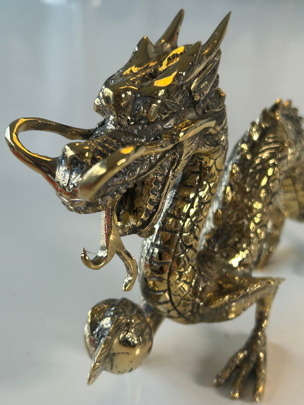Vintage-inspireret kinesisk dragefigur i kobber – skulpturel dekoration med perle – 27 cm - billede 4