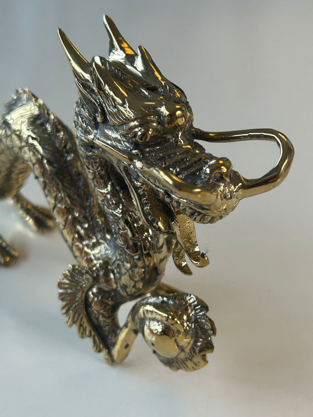 Vintage-inspireret kinesisk dragefigur i kobber – skulpturel dekoration med perle – 27 cm - billede 6