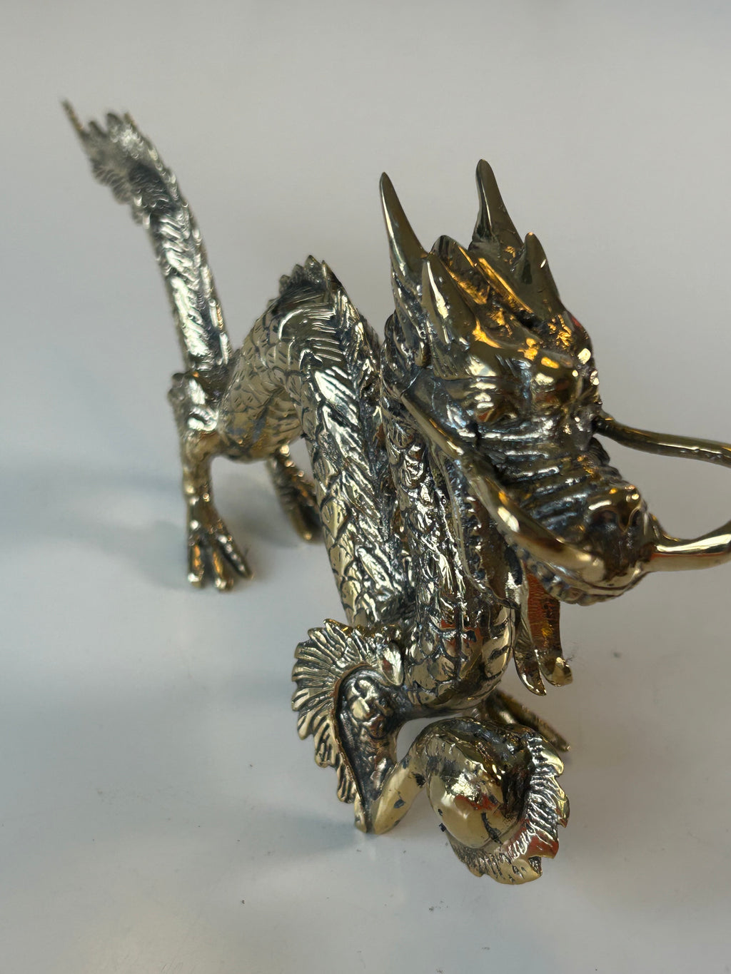 Vintage-inspireret kinesisk dragefigur i kobber – skulpturel dekoration med perle – 27 cm - billede 8