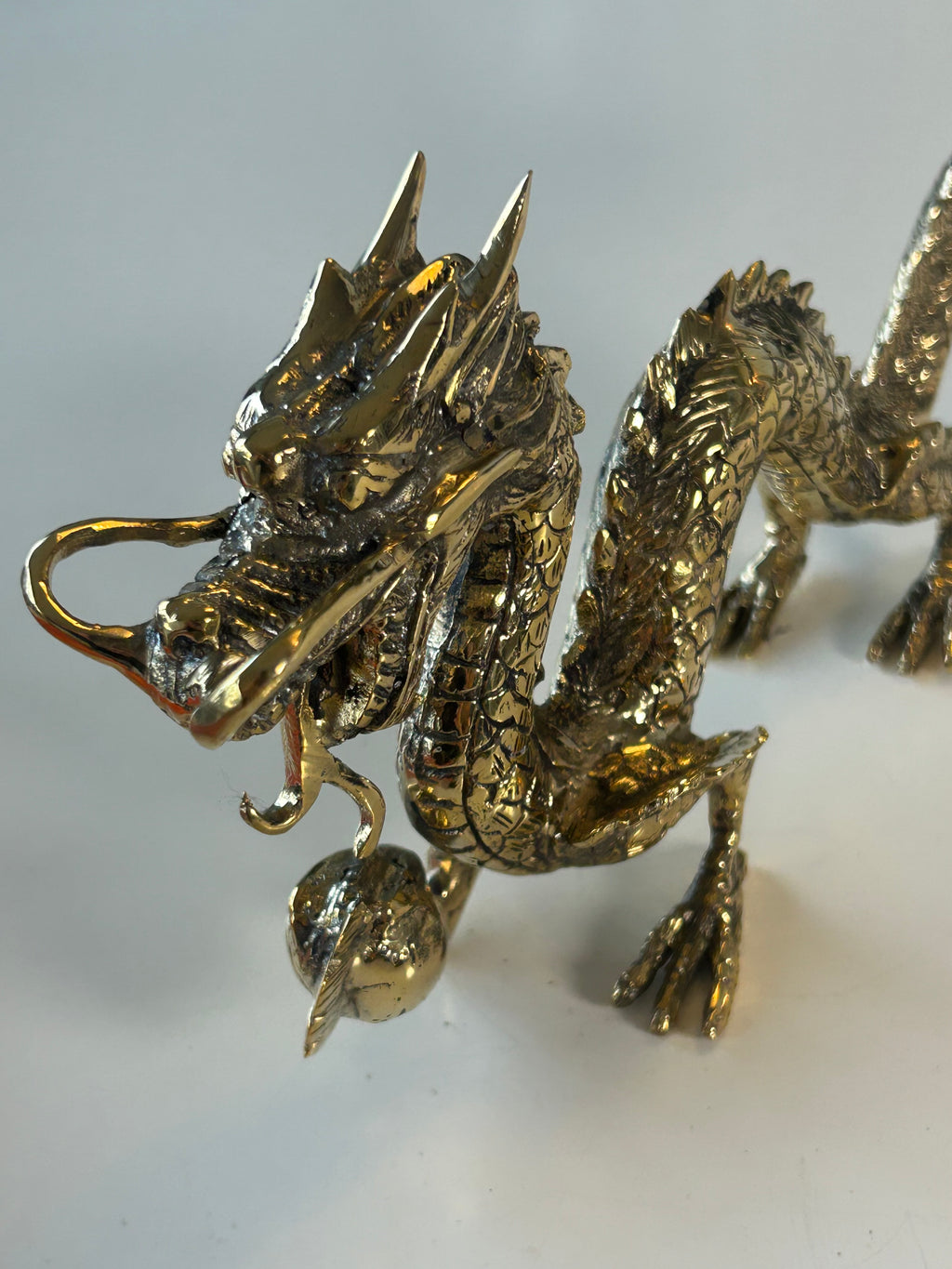 Vintage-inspireret kinesisk dragefigur i kobber – skulpturel dekoration med perle – 27 cm - billede 13