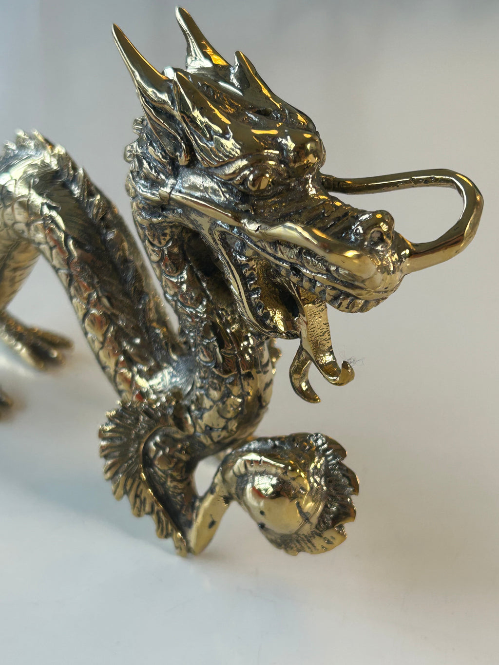 Vintage-inspireret kinesisk dragefigur i kobber – skulpturel dekoration med perle – 27 cm - billede 14