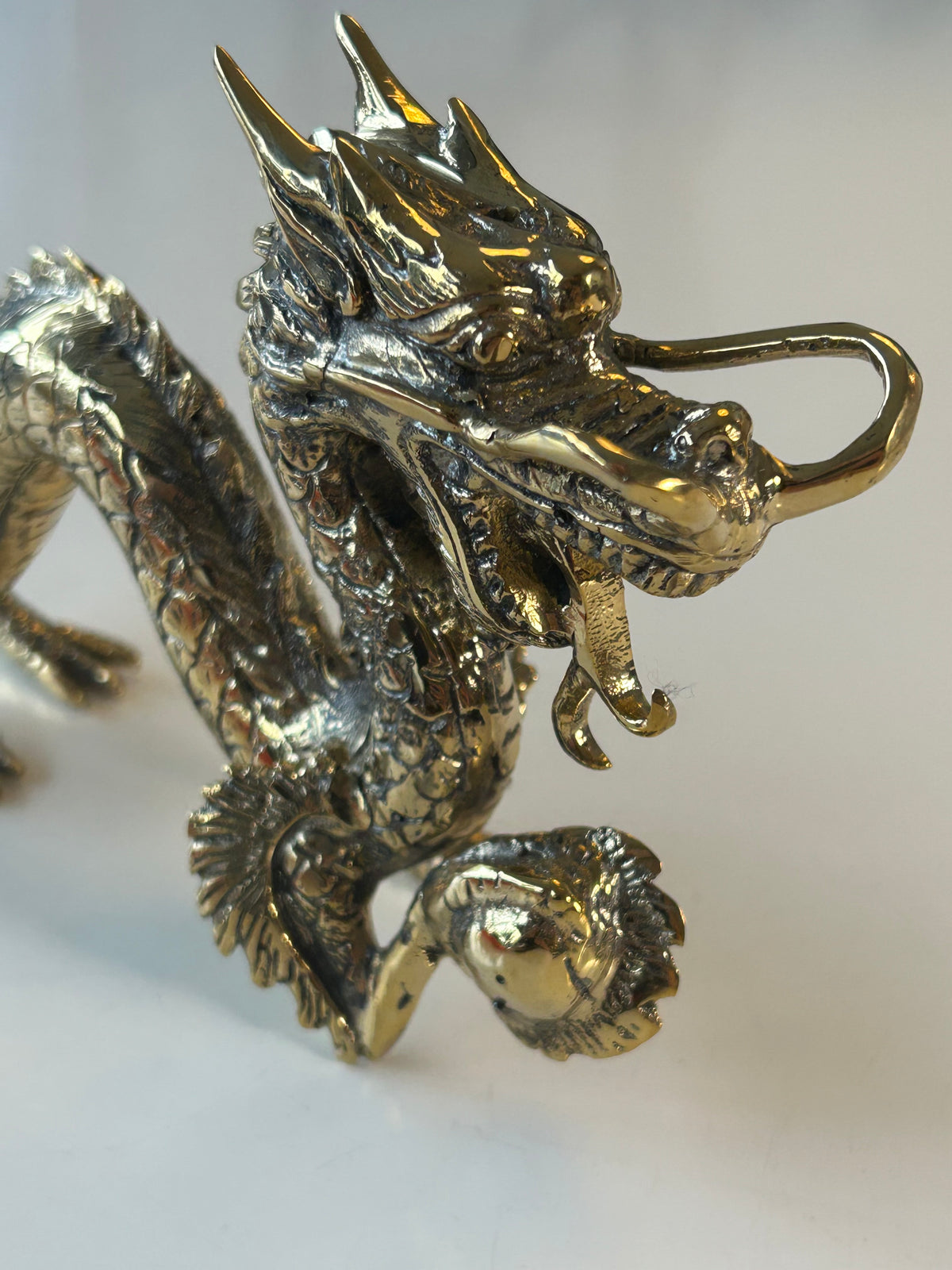 Vintage-inspireret kinesisk dragefigur i kobber – skulpturel dekoration med perle – 27 cm - billede 14